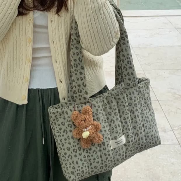 새상품) 아이디어스 레오파드 패딩 누빔 숄더백