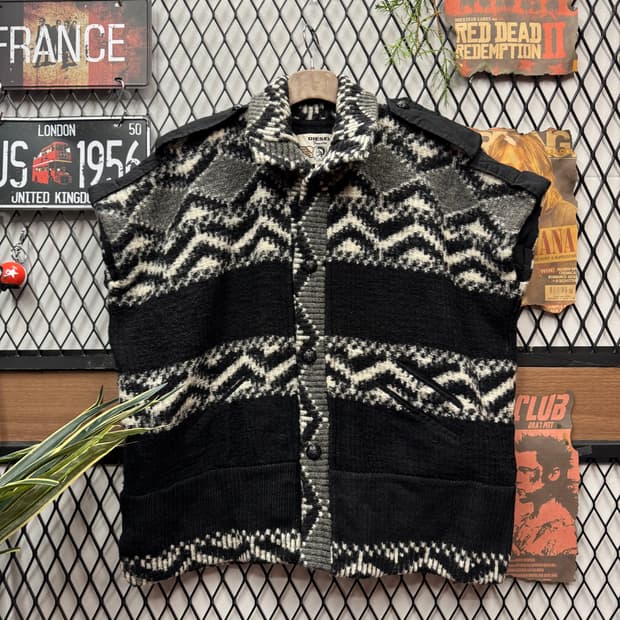 디젤 니트 스웨터 베스트 기하학 패턴 버튼 로고 디테일 블랙 화이트