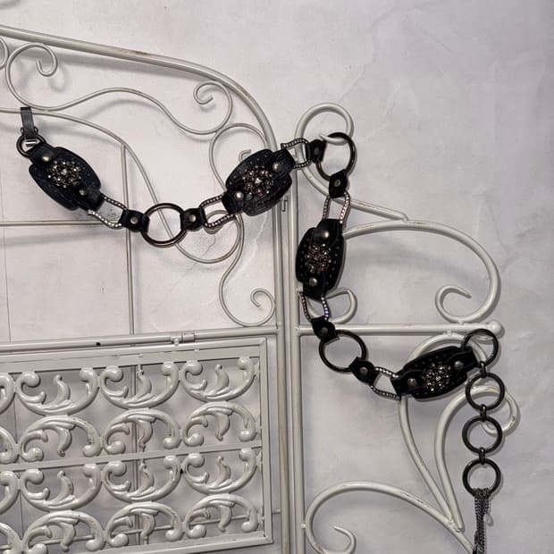 Black flower cubic chain belt