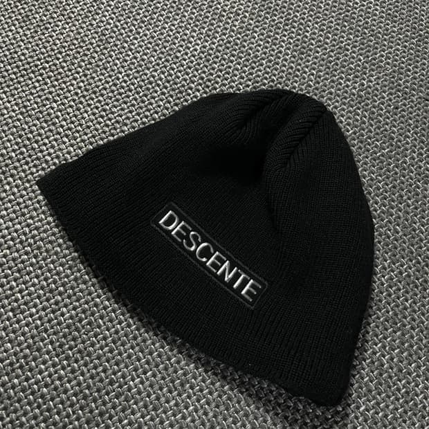 데상트 블랙 비니 모자