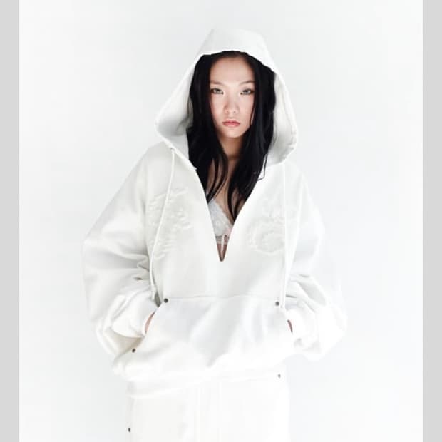 샵페어리 embroidery v neck hoodie