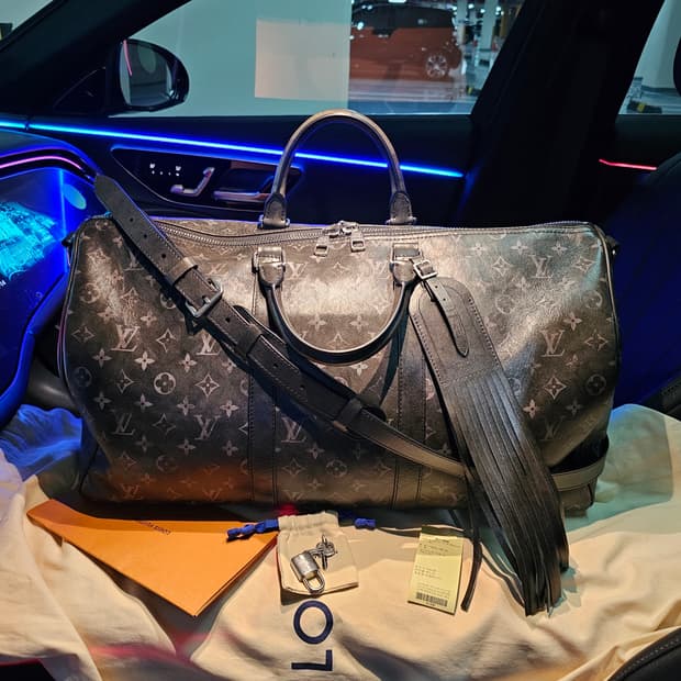 루이비통 퍼렐 한정판 모노그램 더스트 브러시드 키폴50 (새상품)