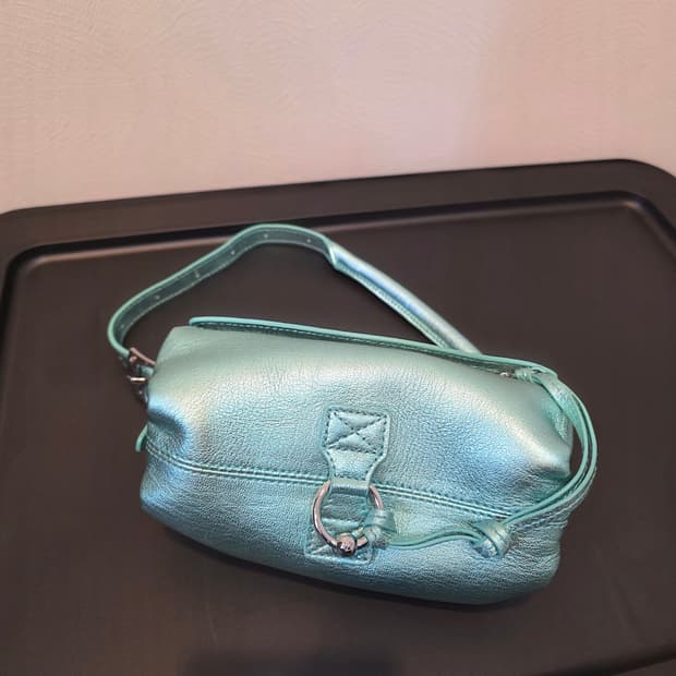 오픈와이와이 메탈릭 필로우 핸들백