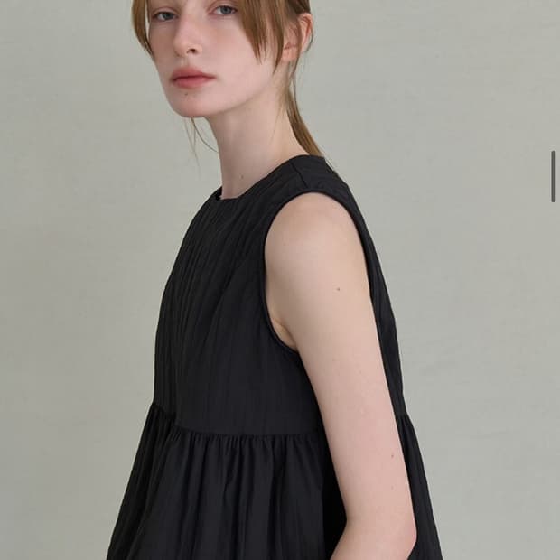 링클드 셔링 슬리브리스 블라우스 블랙