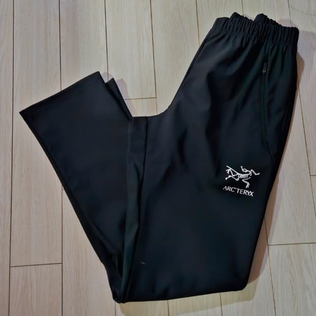 아크테릭스 블랙 색상 기능성 바지