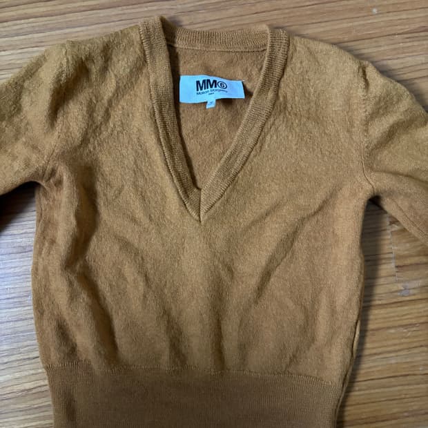 MM6 브이넥 패치 니트