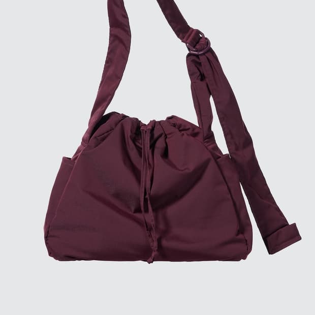 유니클로 C 라인 소프트 퍼피 숄더백 와인
