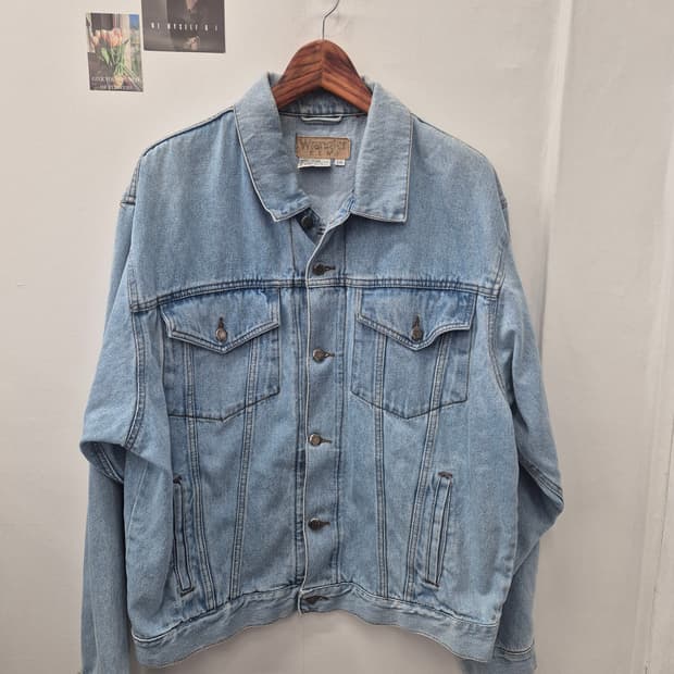 클래식한  Wrangler 데님 자켓. L
 