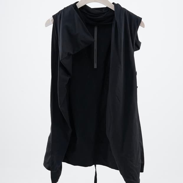 어태치먼트 드레이프 레이어드 베스트