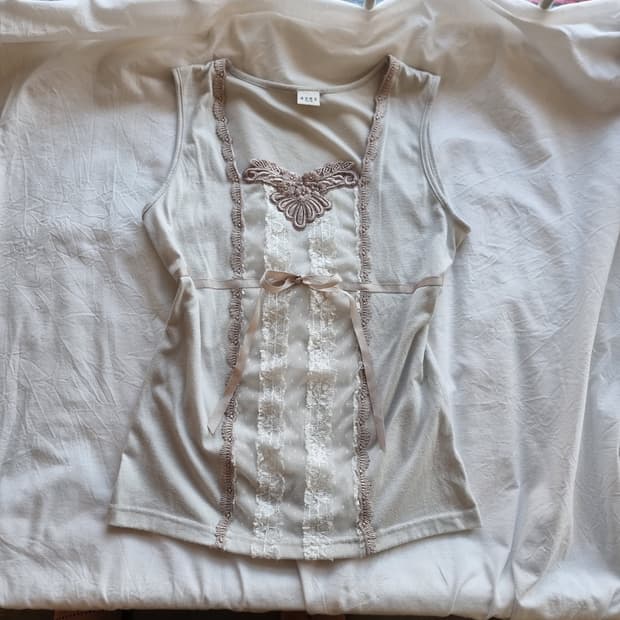 레이스 핀턱 리본 슬리브리스 탑