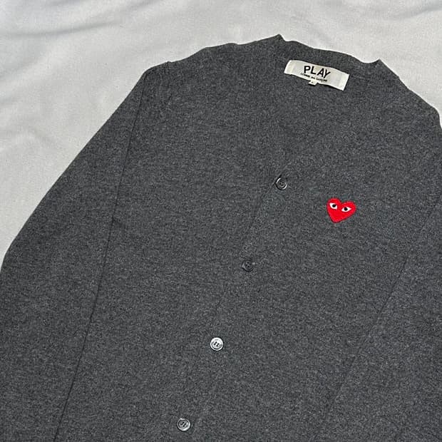 L 꼼데가르송 레드와펜 브이넥 울 가디건