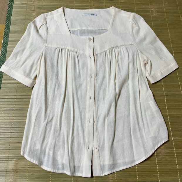 로엠 스퀘어넥 블라우스