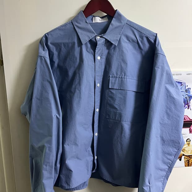 하늘색 오버핏 셔츠