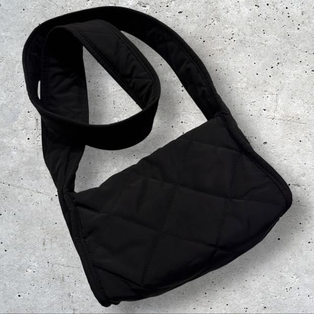 코스 다이아몬드 퀼티드 미니 크로스바디백 블랙