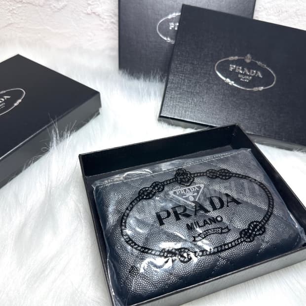 프라다뷰티 캐비어 미니 파우치 동전지갑  풀박스