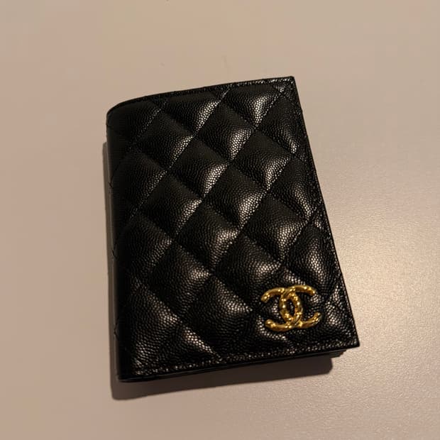 샤넬 골드 로고 캐비어 여권 카드 지갑 블랙
