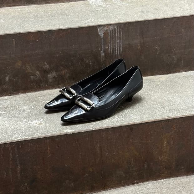 프라다 블랙 버클 포인트 토 키튼 힐 펌프스