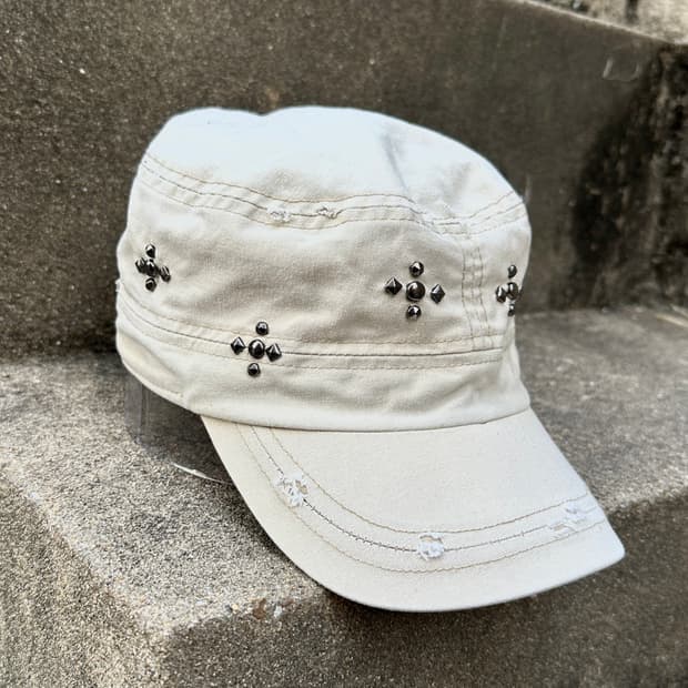 Destroyed stud point grunge ivory cap