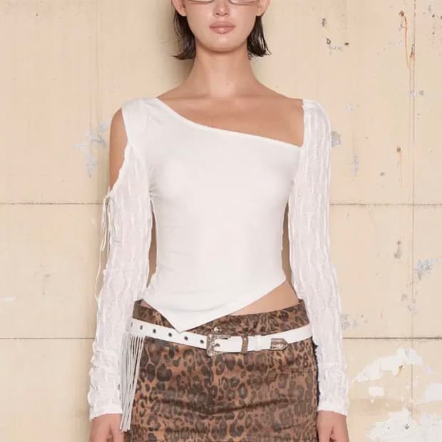 힐다 컷 아웃 웨이브 슬리브 탑 화이트 hillda