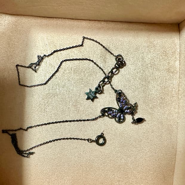 안나수이 나비 목걸이