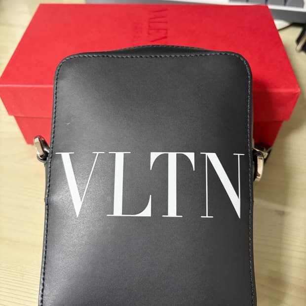 발렌티노 스몰 VLTN 레더 크로스바디백 블랙 화이트