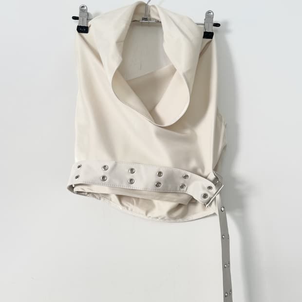 Buckle layer halter neck blouse 