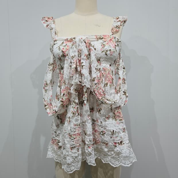 리즈 리사 레이스 플라워 펀칭 블라우스