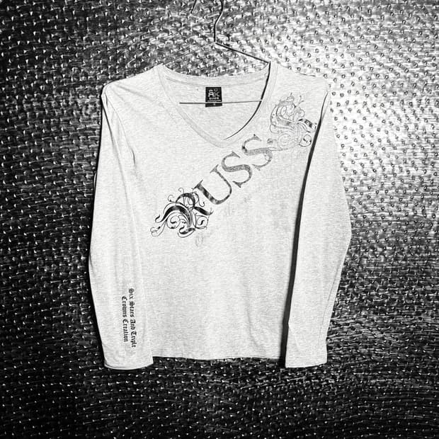 Russ-k 브이넥 레터링 긴팔 티셔츠