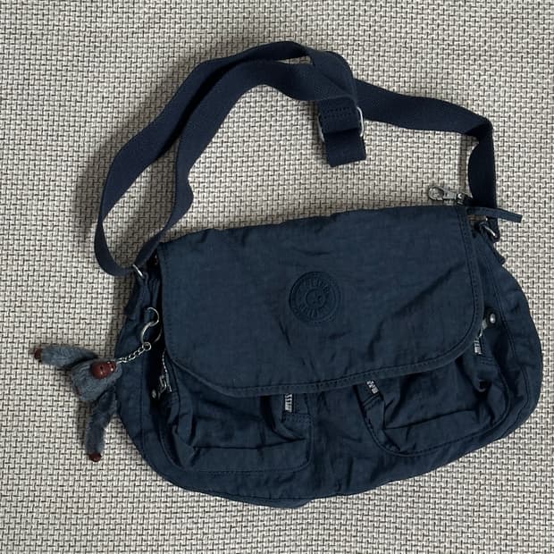 키플링 네이비 크로스백