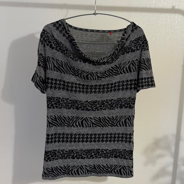 그레이 애니멀 믹스 드레이프 넥 티셔츠