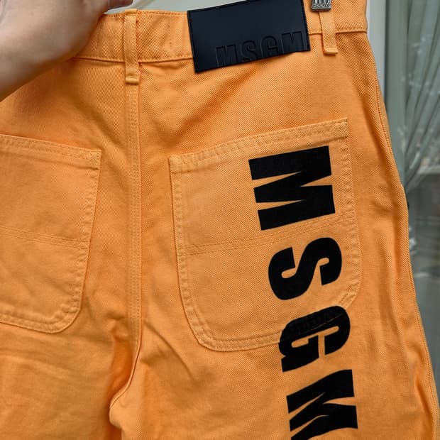 MSGM 네온 오렌지 카펜터 버뮤다 