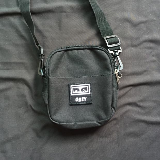 OBEY ํฌ๋ก์ค ๋ฐฑ