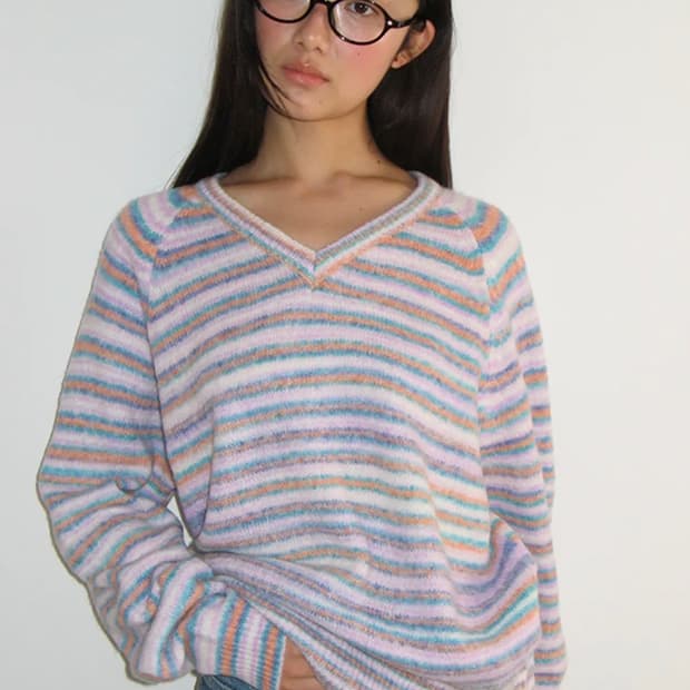 론론 소프트 스트라이프 브이넥 니트