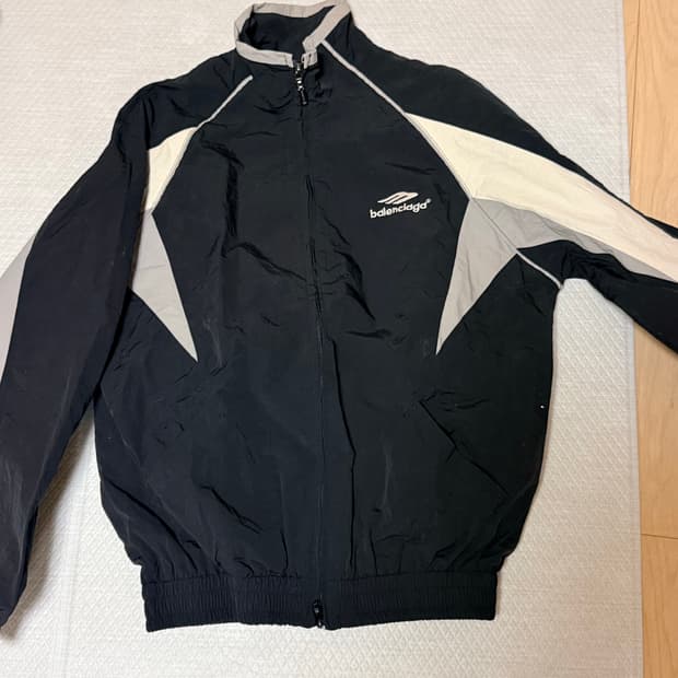 발렌시아가 바람막이 S