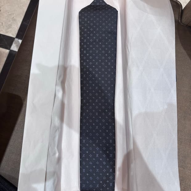 새상품 루이비통 모노그램 클래식 타이