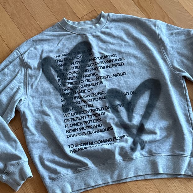 더뮤지엄비지터 회색 맨투맨 팝니다