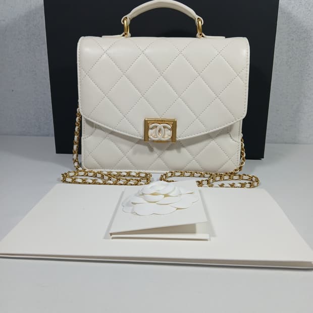 샤넬 23시즌 탑 핸들 플랩백 AS4184