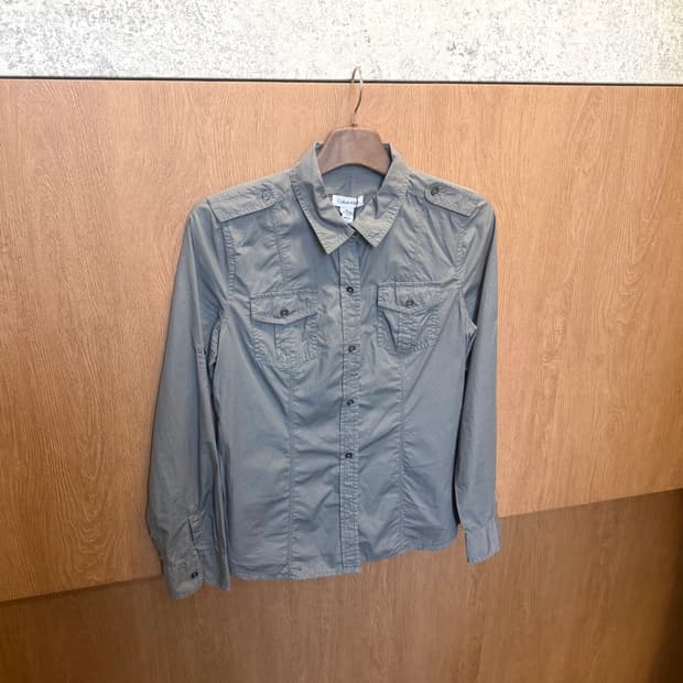 캘빈 클라인 롱슬리브 밀리터리 셔츠 견장 더블 포켓 디테일 그레이