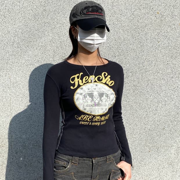 켄쇼 아베 펨므 Sweet & Spicy 크라운 그래픽 메탈릭 롱슬리브