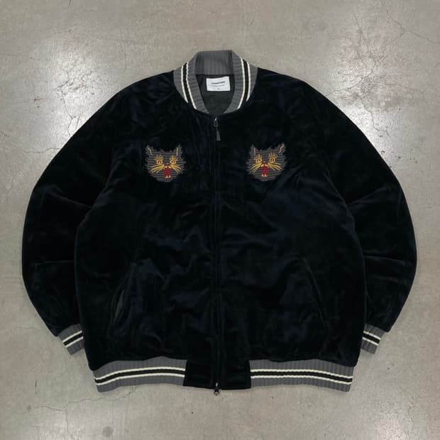 꼼파뇨 스튜디오 블랙 컬러 고양이 자수 벨벳 수베니어 블루종 자켓