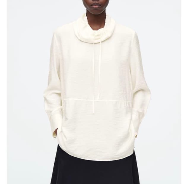 (급처) COS 드로우스트링 퍼넬넥 블라우스 아이보리 34 싸이즈