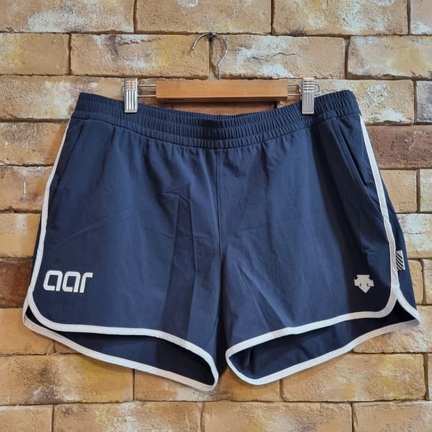 새상품)데상트 네이비 반바지 화이트 배색