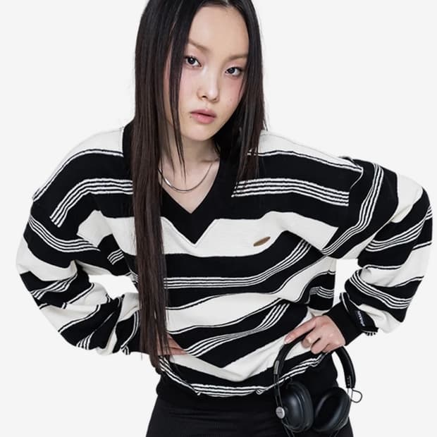 러닝하이 브이넥 스트라이프 스웨트셔츠