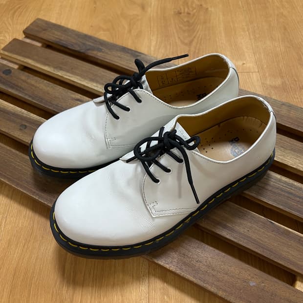 닥터마틴 1461 uk7 260사이즈 화이트 판매