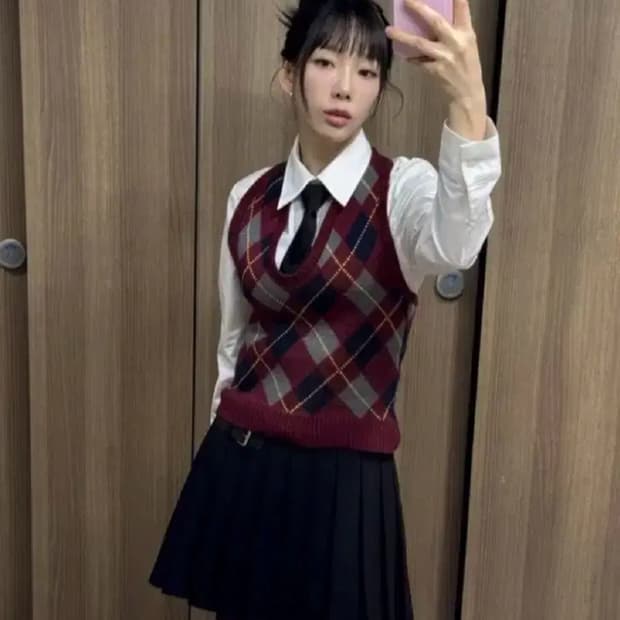 태연,웬디,이안착용 레토프롬문 홀터넥 아가일 울 베스트 ( 버건디 )