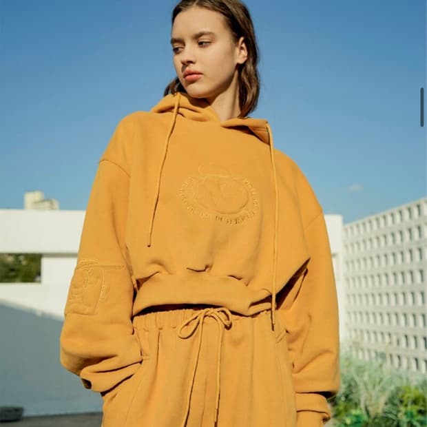 아웃 오브 트렁크 크롭 후드티