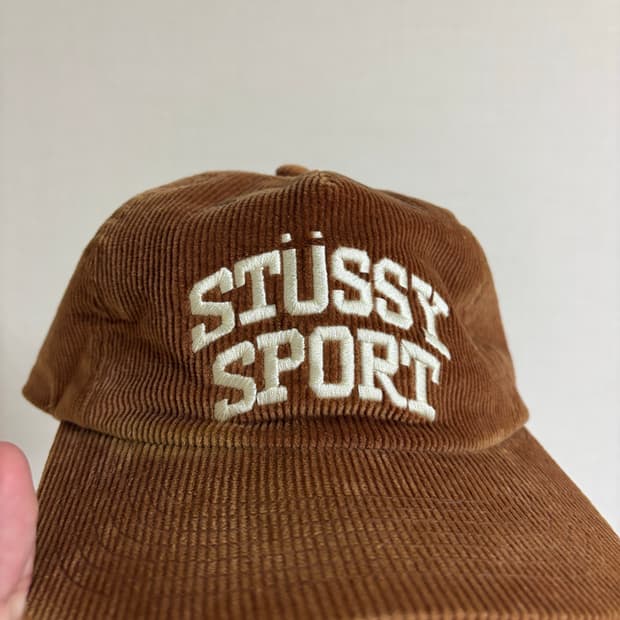 스투시 미드 뎁스 스포츠 아치 스트랩백 헤이즐넛