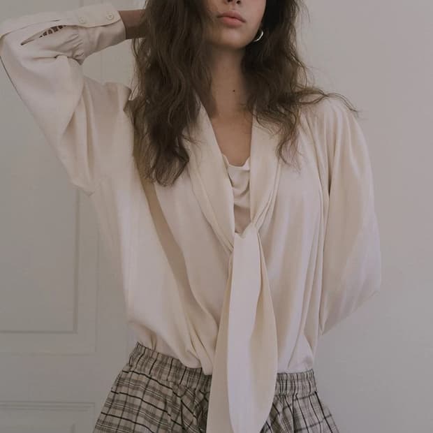 오버듀플레어 타이 블라우스