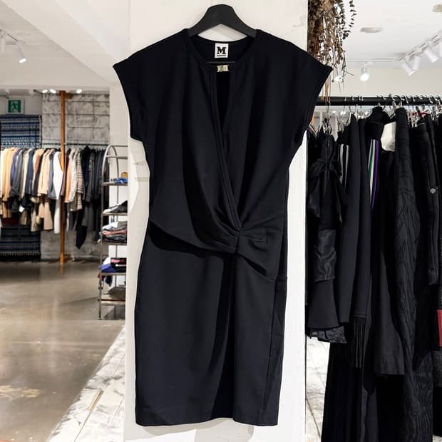 미쏘니 블랙 트위스트 드레이프 미디 원피스