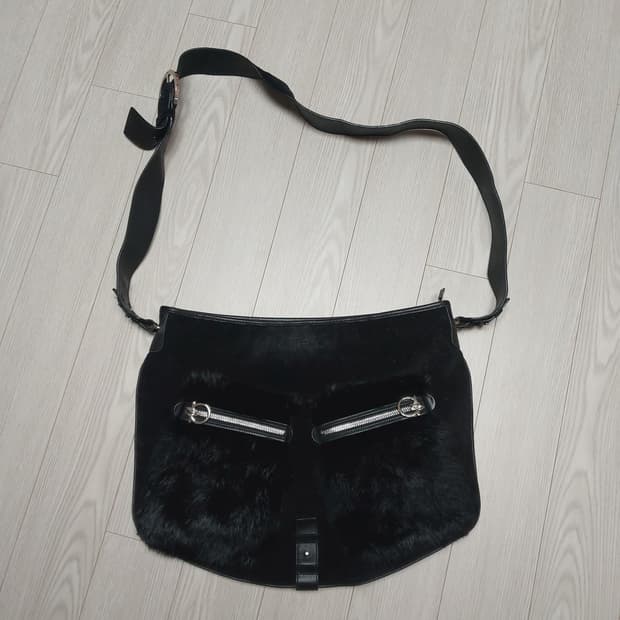 정품 페라가모 스웨이드 퍼 크로스백